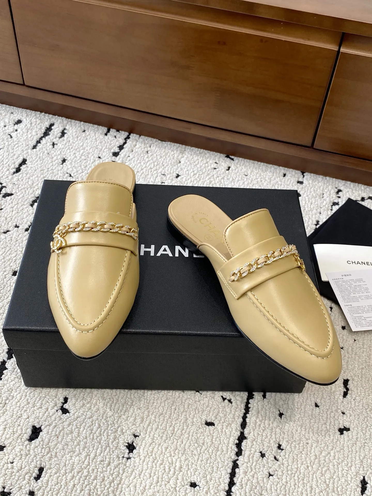 👟👟Ex-factory price 560👟👟 🍀CHANEL｜Chanel Chanel 25C early spring new product, chain buckle low-heeled pointed toe flat slippers, full of retro style, elegant shoe shape, very pleasing to look at. The pointed toe makes the feet become thinner and looks slender. The classic chain double C buckle is paired with a thick heel design. The shoe shape is particularly stylish and stylish. The upper is very elegant. The upper is made of top-grade lambskin and the lining is silk sheepskin. It is super comfortable. Italian imported cowhide outsole. Size: 35-39 (40/41 customized) 👉 👉 👉